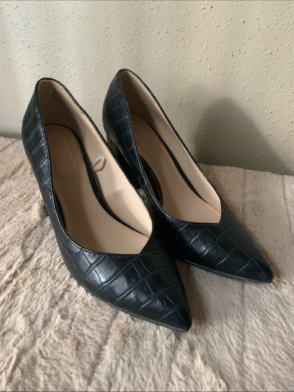 Liz Claiborne Black Croc-Embossed Pointed Toe Pumps